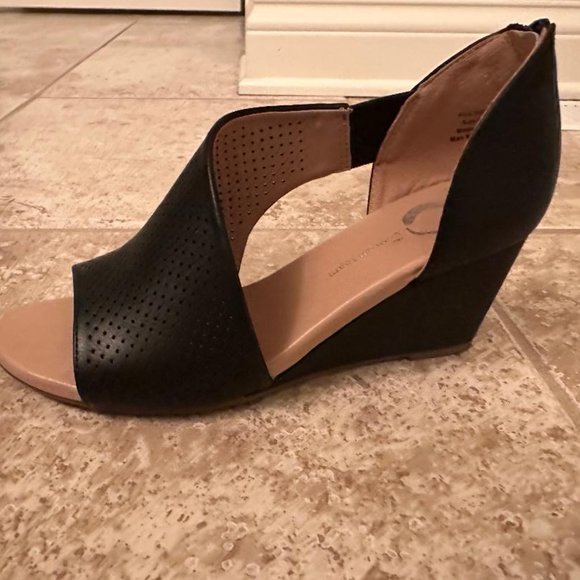 Cute black wedge shoes, 7 W size - Picture 2 of 2